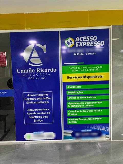 Painéis adesivados lado a lado