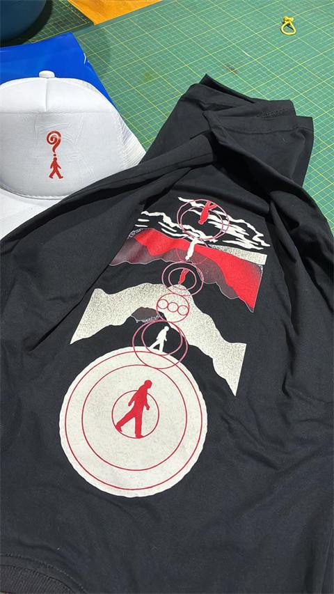Camisa e boné personalizados