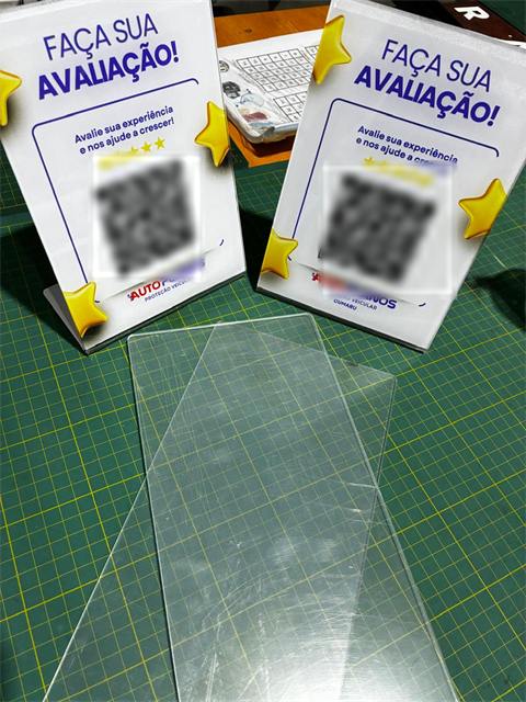 Displays de balcão em acrílico