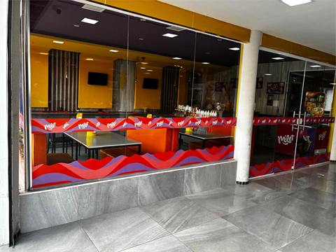 Faixa adesiva em vitrine de sorveteria