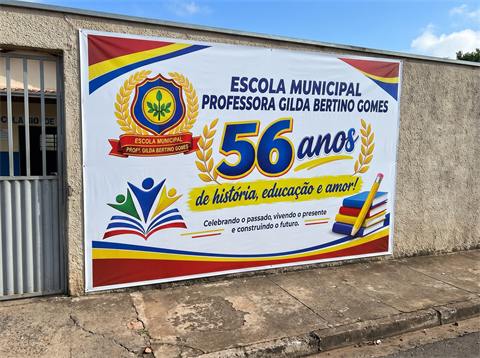 Lona de aniversário na fachada da escola