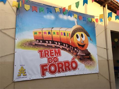 Lona de festa junina no muro da escola