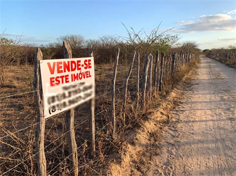 Placa de imóvel à beira da estrada