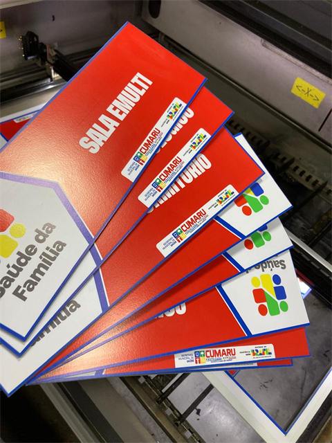 Placas de sinalização no acabamento