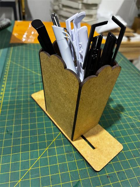 Porta-canetas em MDF